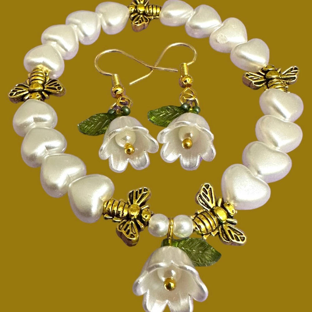 Handmade Floral earrings with bracelets. It’s called beeFlower bracelet set 🥰